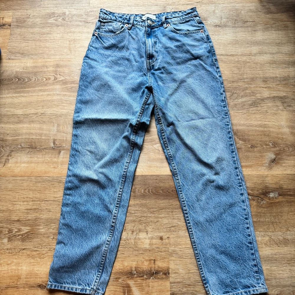 Zara light coloured high rise jeans with tapered leg. Size 8.